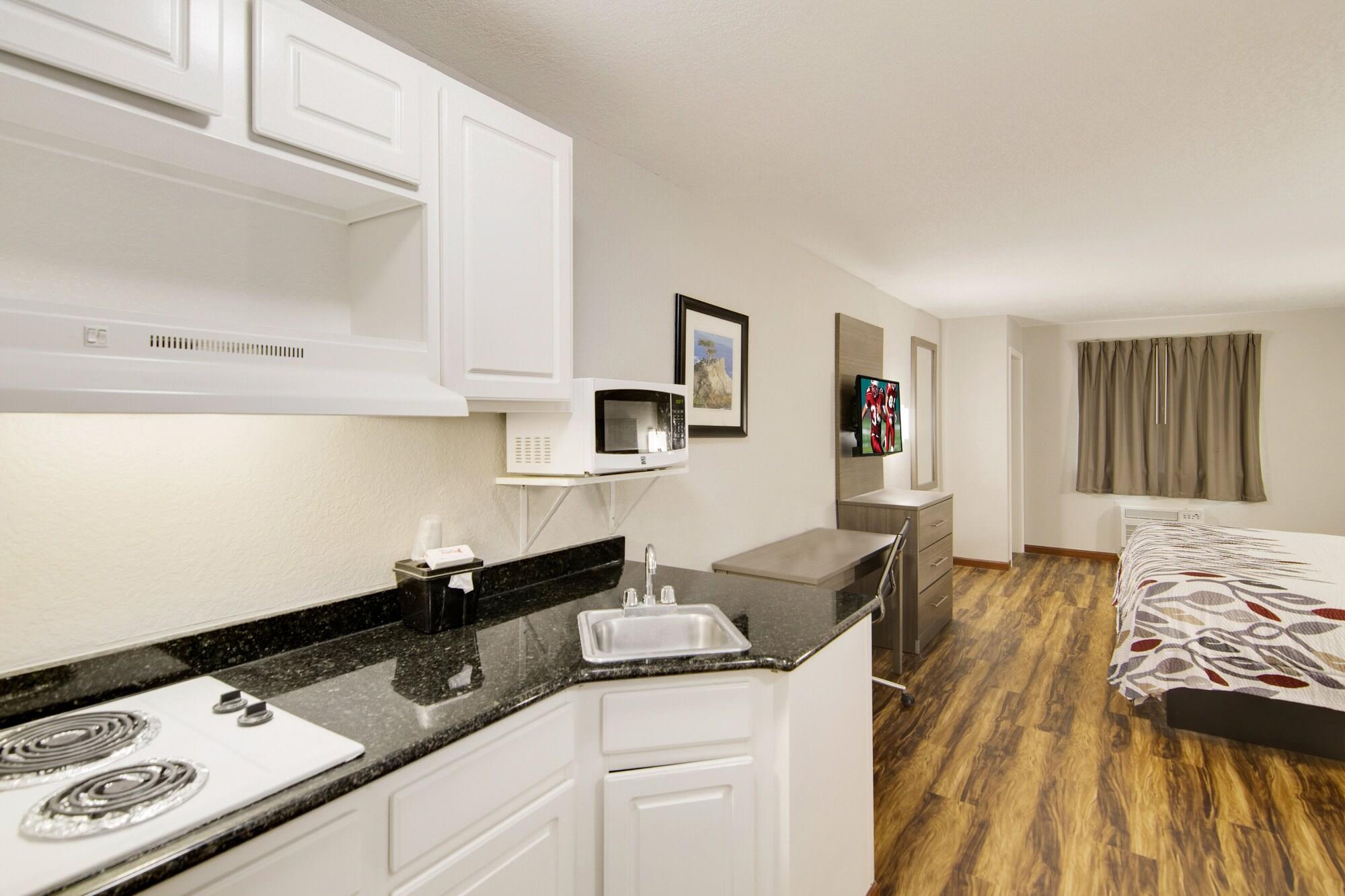 Red Roof Inn & Suites Pensacola-Nas Corry Beach Haven Zewnętrze zdjęcie