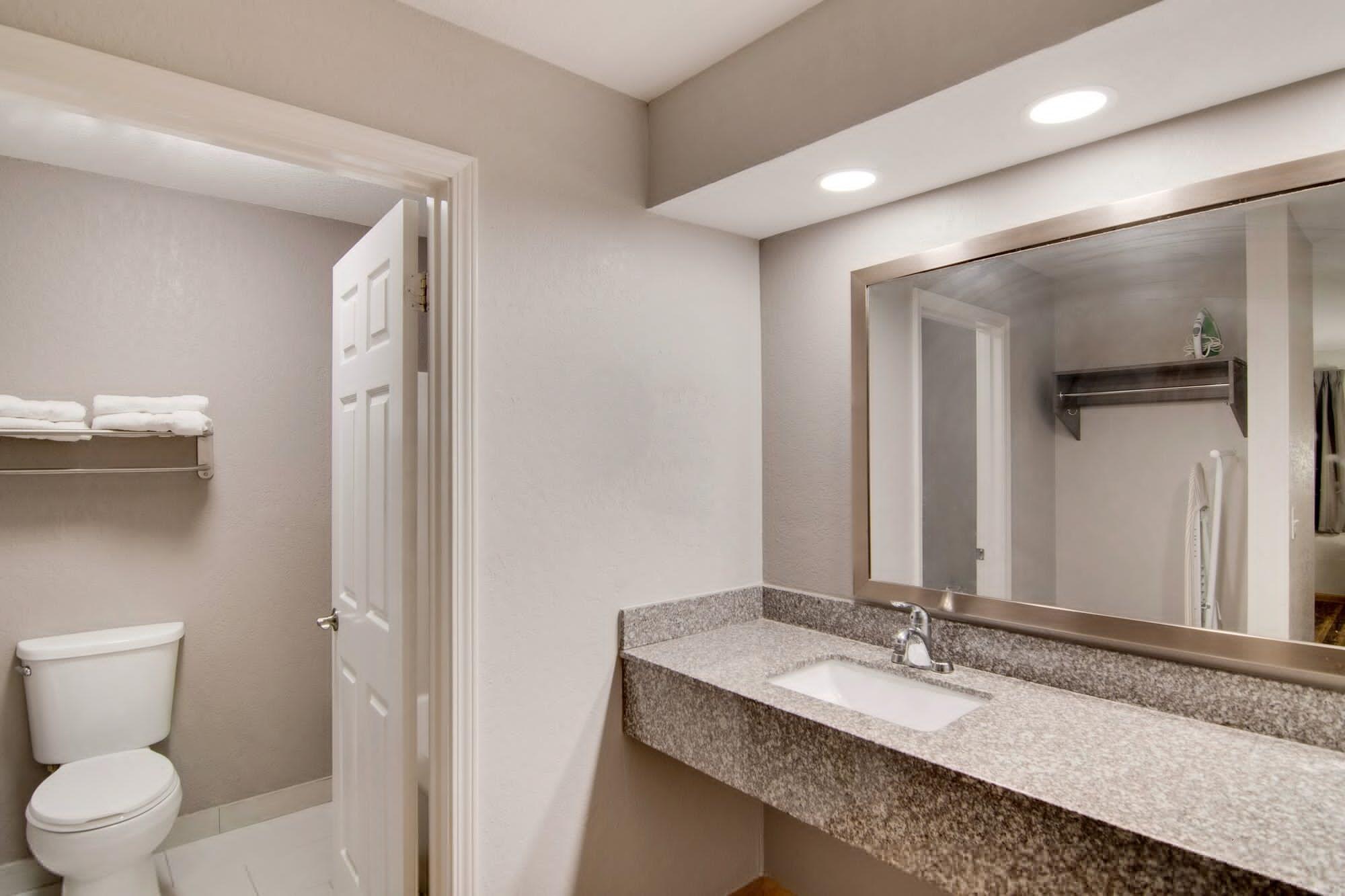 Red Roof Inn & Suites Pensacola-Nas Corry Beach Haven Zewnętrze zdjęcie