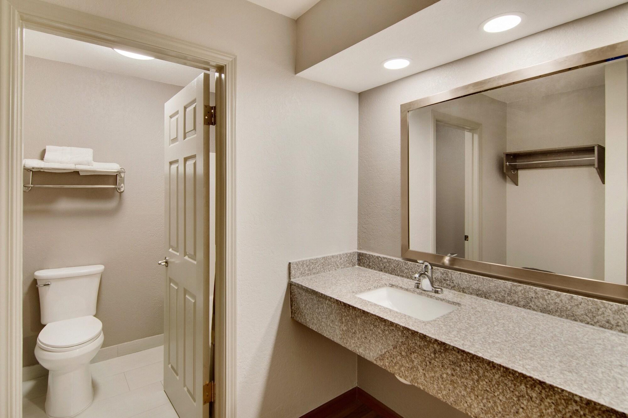 Red Roof Inn & Suites Pensacola-Nas Corry Beach Haven Zewnętrze zdjęcie